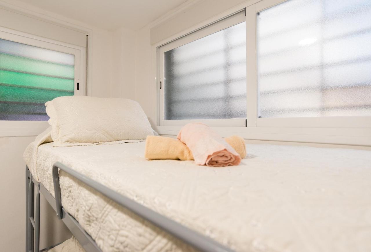 Ole Hostels Malaga Zambrano Bagian luar foto