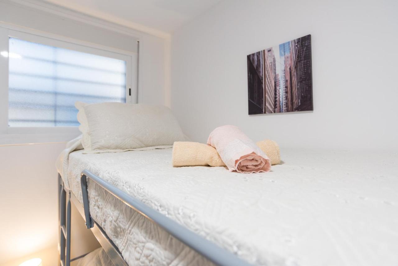 Ole Hostels Malaga Zambrano Bagian luar foto