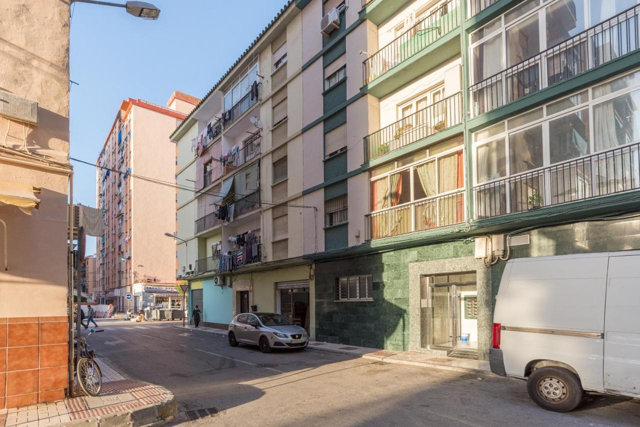 Ole Hostels Malaga Zambrano Bagian luar foto